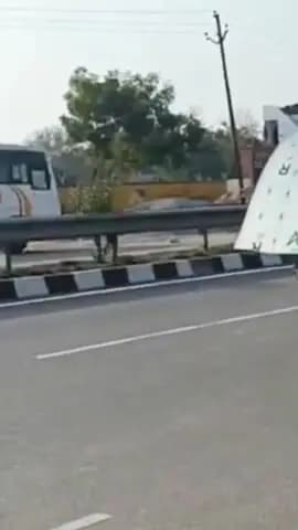 नरवल: चंद पैसे ज्यादा कमाने के लिए ई-रिक्शा चालक ने लापरवाही से प्लाई ले जाते हुए वीडियो सोशल मीडिया पर वायरल किया