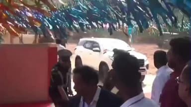 ରାଇରଙ୍ଗପୁର ସହର: ପାହାଡ଼ପୁର ଠାରେ ଜାହିରା ପୂଜାର୍ଚ୍ଚନା କରିବା ପରେ ଛାତ୍ର ଛାତ୍ରୀଙ୍କ ସହିତ ଫୋଟ ଉଠାଇଲେ ରାଷ୍ଟ୍ରପତି