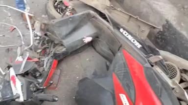 ফরিদপুর দুর্গাপুর: দুর্গাপুরে পেয়ালা আশ্রমের কাছে ১৯ নং জাতীয় সড়কে স্কুটি আরোহীদের বাঁচাতে ডাম্পার চালকের দুঃসাহসিকতা