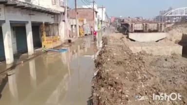 एत्मादपुर: बरहन का मुख्य रास्ता बना तालाब, रेलवे पुल निर्माण से रुकी निकासी, ग्रामीण परेशान
#jansamasya