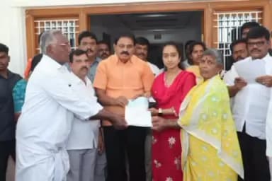 పుట్టపర్తి ఎమ్మెల్యే క్యాంపు కార్యాలయంలో సీఎం రిలీఫ్ ఫండ్ చెక్కులు పంపిణీ చేసిన ఎమ్మెల్యే