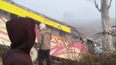 ओबरा: खेमपुर गांव के पास यात्रियों से भरी बस खाई में पलटी, स्टेयरिंग फेल होने से हुआ हादसा, कई यात्री घायल, 2 की हालत गंभीर