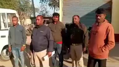 रजौन: रजौन पुलिस ने छापेमारी कर पुलिस पर हमला करने, एनबीडब्ल्यू वारंटी व शराबी समेत तीन को किया गिरफ्तार