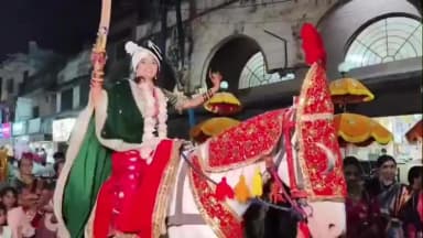 बुरहानपुर नगर: शनवारा में बेटी की इच्छा पूरी करने के लिए पिता ने निकाली बारात, दुल्हन का घोड़े पर नाचता वीडियो वायरल