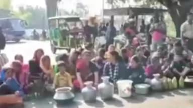 মাটিয়ালি: পানীয় জলের দাবিতে চালসা–মেটেলি রাজ্য সড়ক অবরোধ, দু’ঘণ্টা পর উঠল বিক্ষোভ