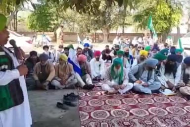 ਮਲੋਟ: ਕਿਸਾਨਾਂ ਨੇ ਮਲੋਟ ਵਿਖੇ ਕੈਬਨਿਟ ਮੰਤਰੀ ਡਾਕਟਰ ਬਲਜੀਤ ਕੌਰ ਦੇ ਦਫਤਰ ਅੱਗੇ ਦਿਤਾ ਧਰਨਾ