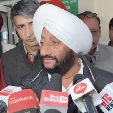 ਐਸਏਐਸ ਨਗਰ ਮੁਹਾਲੀ: ਫੇਸ ਛੇ ਵਿਖੇ ਵਿਧਾਇਕ ਕੁਲਵੰਤ ਸਿੰਘ ਦੁਆਰਾ ਸਿਹਤ ਕਾਰਡ ਦੇ ਲਾਭਪਾਤਰੀਆਂ ਦਾ ਜਾਇਜ਼ਾ ਲੈਣ ਪਹੁੰਚੇ