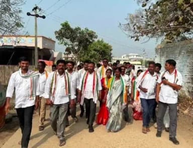 బిచ్కుంద: బిచ్కుందలో పిట్లం సర్పంచ్ కుమ్మరి శేఖర్, జుక్కల్ ఎమ్మెల్యే తోటలక్ష్మీకాంతారావు కాంగ్రెస్ అభ్యర్థిని గెలిపించాలని ప్రచారం