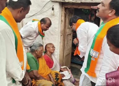 నర్సంపేట: నర్సంపేట పట్టణంలో ఎన్నికల ప్రచారంలో పాల్గొన్న బిజెపి నేతలు