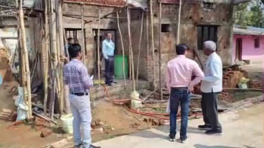 माकड़ी: प्रधानमंत्री आवास योजना (ग्रामीण) के अंतर्गत निर्माणाधीन आवासों का जिला सीईओ ने किया निरीक्षण