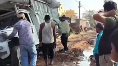 बिहिया: बिहिया प्रखंड के फिनगी गांव में चारा लदी पिकअप गाड़ी पलटने से बाल-बाल बची