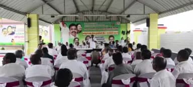 பெருந்துறை: அதிமுக அலுவலகத்தில் நிர்வாகிகள் ஆலோசனை கூட்டம் நடைபெற்றது இதில் எம்எல்ஏ கலந்து கொண்டு சிறப்பித்தார்