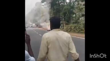 കാഞ്ഞിരപ്പള്ളി: കാഞ്ഞിരപ്പള്ളി കപ്പാട് ഗവൺമെന്റ് സ്കൂളിന് സമീപം ഓടിക്കൊണ്ടിരുന്ന ബെൻസ് കാറിന് തീപിടിച്ചു