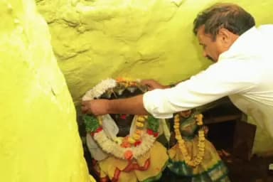 దుబ్బాక: దుబ్బాక పట్టణంలోని రేకులకుంట ఎల్లమ్మ దేవాలయంలో ప్రత్యేక పూజలు చేసిన దుబ్బాక ఎమ్మెల్యే కొత్త ప్రభాకర్ రెడ్డి