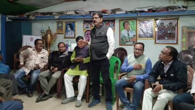 গড়বেতা ৩: চন্দ্রকোনারোড ব্লক তৃণমূল দলীয় কার্যালয়ে অঞ্চল নেতৃত্বদের নিয়ে কর্মী বৈঠকের আয়োজন