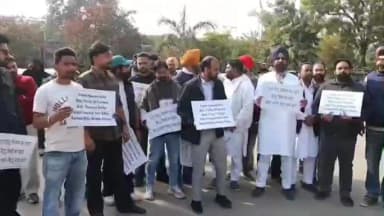 ਲੁਧਿਆਣਾ ਪੂਰਬੀ: ਮੰਤਰੀ ਬਿੱਟੂ ਦੀ ਕੋਠੀ ਦੇ ਬਾਹਰ ਕਾਂਗਰਸੀਆਂ ਦਾ ਪ੍ਰਦਰਸ਼ਨ