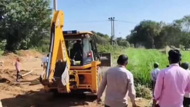 ಮಧುಗಿರಿ: ಜಕ್ಕೇನಹಳ್ಳಿಯಲ್ಲಿ ಜಮೀನಿಗೆ ತೆರಳುವ ರಸ್ತೆ ವಿವಾದ ಸುಖಾತ್ಯ: ರೈತನ ಪ್ರತಿಭಟನೆಯಿಂದ ಬಗೆಹರಿದ ಸಮಸ್ಯೆ