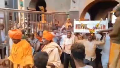 ರಾಯಬಾಗ: ಚಿಂಚಲಿ ಮಾಯಕ್ಕ ದೇವಿಗೆ 26 ಕೆ ಜಿ ಬೆಳ್ಳಿ ತೊಟ್ಟಿಲು ನೀಡಿ ಹರಕೆ ತೀರಿಸಿಕೊಂಡ ಭಕ್ತ.