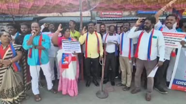 ஸ்ரீபெரும்புதூர்: ஸ்ரீபெரும்புதூரில் விசிக கட்சியினர் செங்காடு ஊராட்சியில் முறைகேடு நடந்திருப்பதாக தலைவர் மற்றும் துணைத் தலைவர் மீது நடவடிக்கை எடுக்க கோரி ஆர்ப்பாட்டம்