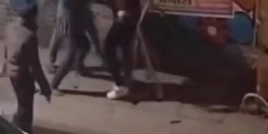 प्रयागराज में होटल मालिक की आधी रात सड़क पर बेरहमी से पिटाई, 2 गिरफ्तार, वीडियो सोशल मीडिया पर हुआ वायरल