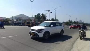 நாட்றாம்பள்ளி: பச்சூர் டோல்கேட் தாதன்வட்டம் பகுதியில் விற்பனைக்காக வீட்டில் பதிக்கி வைத்திருந்த 30 லிட்டர் சாராயம் பறிமுதல் பெண் ஒருவர் கைது