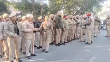 ਬਠਿੰਡਾ: ਮਿੰਨੀ ਸਕੱਤਰੇਤ ਬਾਹਰ ਕਿਸਾਨਾਂ ਧਰਨੇ ਤੋਂ ਪਹਿਲਾਂ ਵੱਡੀ ਗਿਣਤੀ ਚ ਪੁਲਿਸ ਬਲ ਤਾਇਨਾਤ