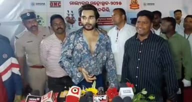 ମାଲକାନଗିରି: ଜିଲ୍ଲା ଲୋକ ମହୋତ୍ସବ ମାଲ୍ୟବନ୍ତର ଶେଷ ସଂଧ୍ୟାରେ ବଲିଉଡ ଗାୟକ ୟାସର ଦେଶାଇ ଯୋଗ ସହ ଗୀତରେ ମଞ୍ଚ ଦୋହଲି ଉଠିଥିଲା