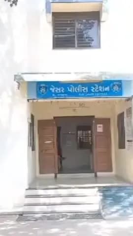 જેસર: જેસર તાલુકાના ચિરોડા ગામે 112 ના કર્મચારી પર થયેલા હુમલાના આરોપીને જેસર પોલીસે ઝડપી પાડ્યો હતો.