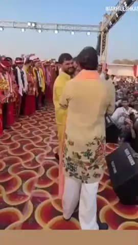 Khesari Khesari bhaiya 10 gadi Dekhkar 10 kanyaon ka Kanyadan karte video mein Dikhaye gaye hain yah video bahut hi maha