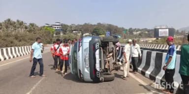 खेड: भरणे, जगबुडी पुलावर कार संरक्षक कठड्याला धडक देऊन पलटली