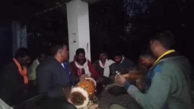 स्थान हनुमान जी महाराज खन्दिया के कीर्तन हो रहे हैं