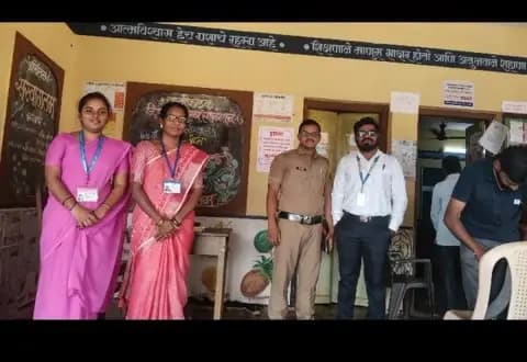 जिल्हा परिषद पंचायत समिती निवडणूक केंद्रावरती जिल्ह्यातील सर्व केंद्रांमध्ये आशा स्वयंसेविका उपस्थित