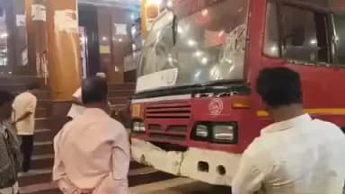 ದೇವದುರ್ಗ: ನಿಲ್ಲೋಕು ಬಾರದಂತೆ ಕುಡಿದು ಸರ್ಕಾರಿ ಬಸ್ ಚಾಲನೆ – ದೇವಸ್ಥಾನದೊಳಗೆ ನುಗ್ಗಿದ ಬಸ್