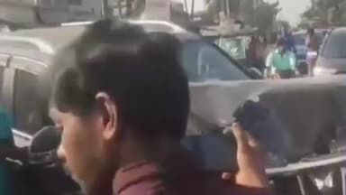 শহিদ মাতঙ্গিনী: তমলুক মেচেদা রাজ্য সড়ক শহীদ মাতঙ্গিনী ব্লক শান্তিপুরে কাছে পাইভেট কার মালভোজের ছোট ট্রাকের পিছনে ধাক্কা যখন গাড়ি চালক