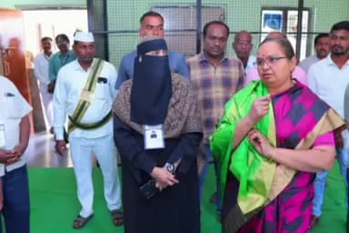 చేర్యాల: చేర్యాల పట్టణంలో పోలింగ్ మెటీరియల్ డిస్ట్రిబ్యూషన్ సెంటర్ ఏర్పాట్లను క్షేత్రస్థాయిలో పరిశీలించిన జిల్లా కలెక్టర్ హైమావతి