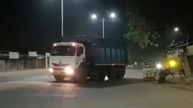 बिलोली: नरसी रोडवर अवैधरित्या रेती वाहतूक करणारा हायवा बिलोली पोलिसांनी पकडला, 40 लाखांच्यावर मुद्देमाल जप्त