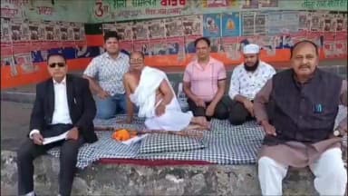 धनबाद/केंदुआडीह: 6000 मतदाताओं का नाम दूसरे वार्ड में जोड़ने के खिलाफ इजहार बिहारी ने गांधी जी के वेश में रणधीर वर्मा चौक पर धरना दिया