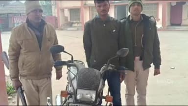 बनकटवा: पुलिस ने चोरी के एक मोटरसाइकिल के साथ एक चोर को किया गिरफ्तार, चिरैया से हुई थी चोरी