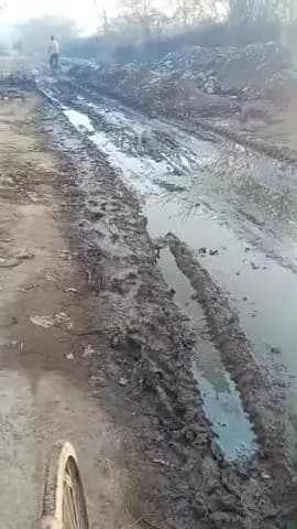 #fainchari #mathura vrindavan #PublicApp #RoadSafety #ViralVideoki gaav faichri ki ye sadak maut ko dawat de rahi hai