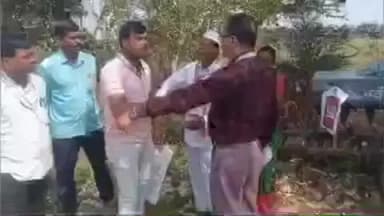 रिसोड: शेतरस्ता देण्याची मागणी करणाऱ्या शेतकऱ्याला नायब तहसीलदारांचा अजब सल्ला, शेतकरी संतापले