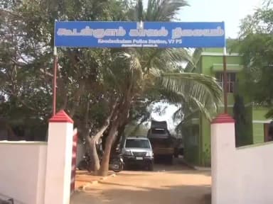 ராதாபுரம்: ஆற்றங்கரை பள்ளிவாசல் பகுதியில் சட்டவிரோதமாக மது விற்பனையில் ஈடுபட்ட கணவன் மனைவி கைது. மது பாட்டில்கள் பறிமுதல்.