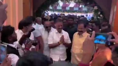 பர்கூர்: பர்கூர் பகுதியில் திருமண விழாவில் கலந்து கொண்ட முன்னாள் முதல்வர் ஓ பன்னீர்செல்வம் செய்தியாளர்க்கு புன்னகை செய்தவாறு பதிலளிக்காமல் சென்றார்