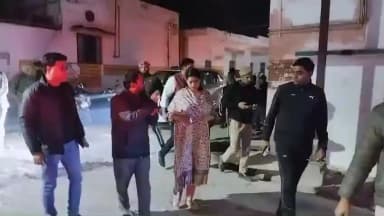 #गंगा_एक्सप्रेसवे पर हुई कार #दुर्घटना मे 4 महिलाओ की मौके पर मौत और 5 महिलाएं घायल,जिला अस्पताल मे मरीजों से मिले DM-SP