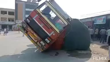 धर्माबाद: शहरातील आंध्र बस स्टॅन्ड कॉनर येथे मालवाहू ट्रक झाला पलटी; ट्रकखाली दुचाकी गेली दबून: सुदैवाने जीवितहानी टळली