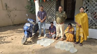 पिथौरा: पिथौरा आबकारी विभाग ने की बड़ी कार्रवाई, 65 लीटर अवैध महुआ शराब जब्त, दो आरोपी गिरफ्तार