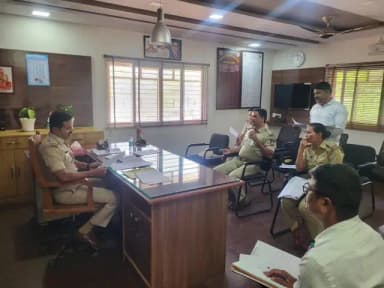 ಹುನಗುಂದ: ಹುನಗುಂದ ಠಾಣೆಯಲ್ಲಿ ಅಪರಾಧ ಪರಿಶೀಲನಾ ಸಭೆ ನಡೆಸಿದ ಪೊಲೀಸವ ಹಿರಿಯ ಅಧಿಕಾರಿಗಳು