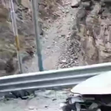 कल्पा: ज़िले के रल्ली समीप दुर्घटनाग्रस्त वाहन सड़क के एक किनारे खड़ी, अन्य वाहनों को आवाजाही व पासिंग में हो रही दिक्कतें