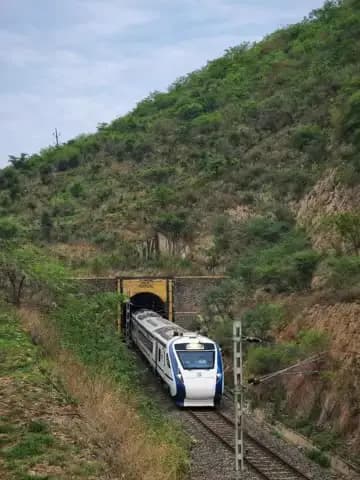प्रकृति के बीच आधुनिक भारत की झलक
#VandeBharat