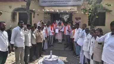 తాడ్వాయి: రైతులకు రావాల్సిన మొక్కజొన్న డబ్బులను తమ ఖాతాలో జమ చేయాలని తాసిల్దార్ శ్వేతకు వినతి పత్రం అందజేసిన కిసాన్ సంఘ్