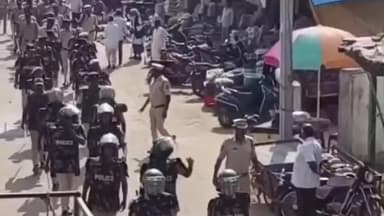 ఎల్లారెడ్డి: ఎల్లారెడ్డిలో డిఎస్పీ శ్రీనివాసరావు,ఆర్డీవో పార్థసింహారెడ్డి ఆధ్వర్యంలో పోలీస్ బలగాలు ఫ్లాగ్ మార్చ్